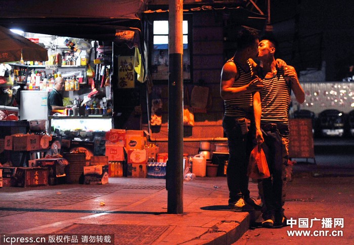 Bộ hình chụp Lục Chung và bạn trai Lưu Vạn Cường trong trang phục đời thường tại một con phố ở Tuyền Châu, Phúc Kiến.